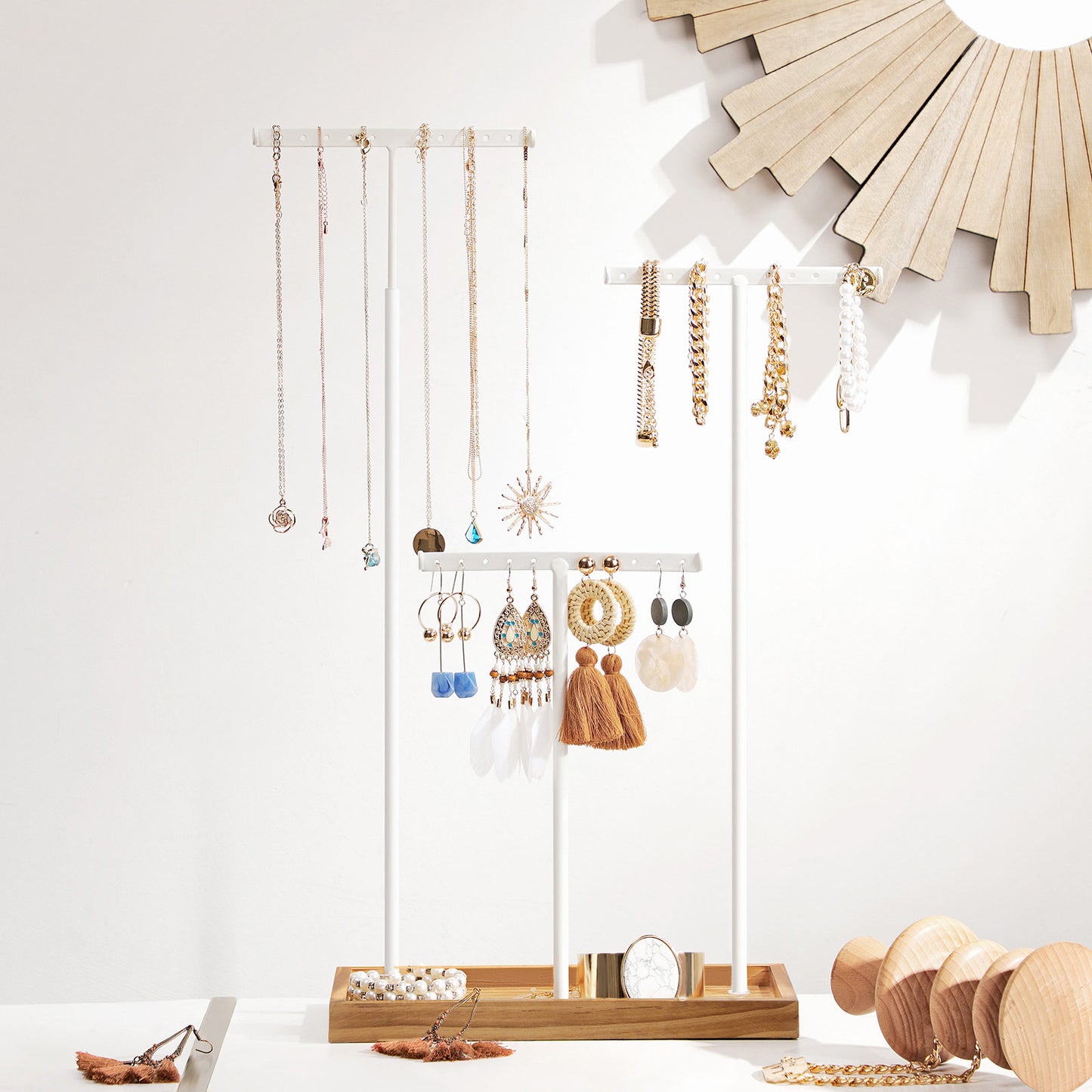 Expositor pendientes, Expositor de joyas, 2 en 1, Soporte para joyas, 3 barras de metal, bandeja, marrón blanco, SONGMICS, 4