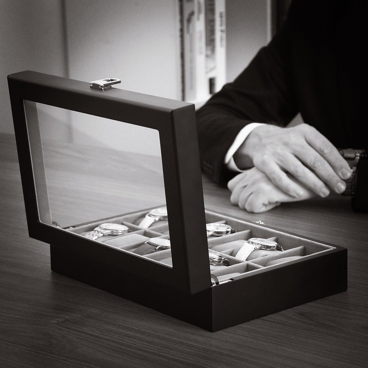 SONGMICS - Caja de Relojes con 12 Compartimentos, Estuche para Relojes con Tapa de Cristal, Almohada extraíble, Forro de Terciopelo, Cierre de Metal