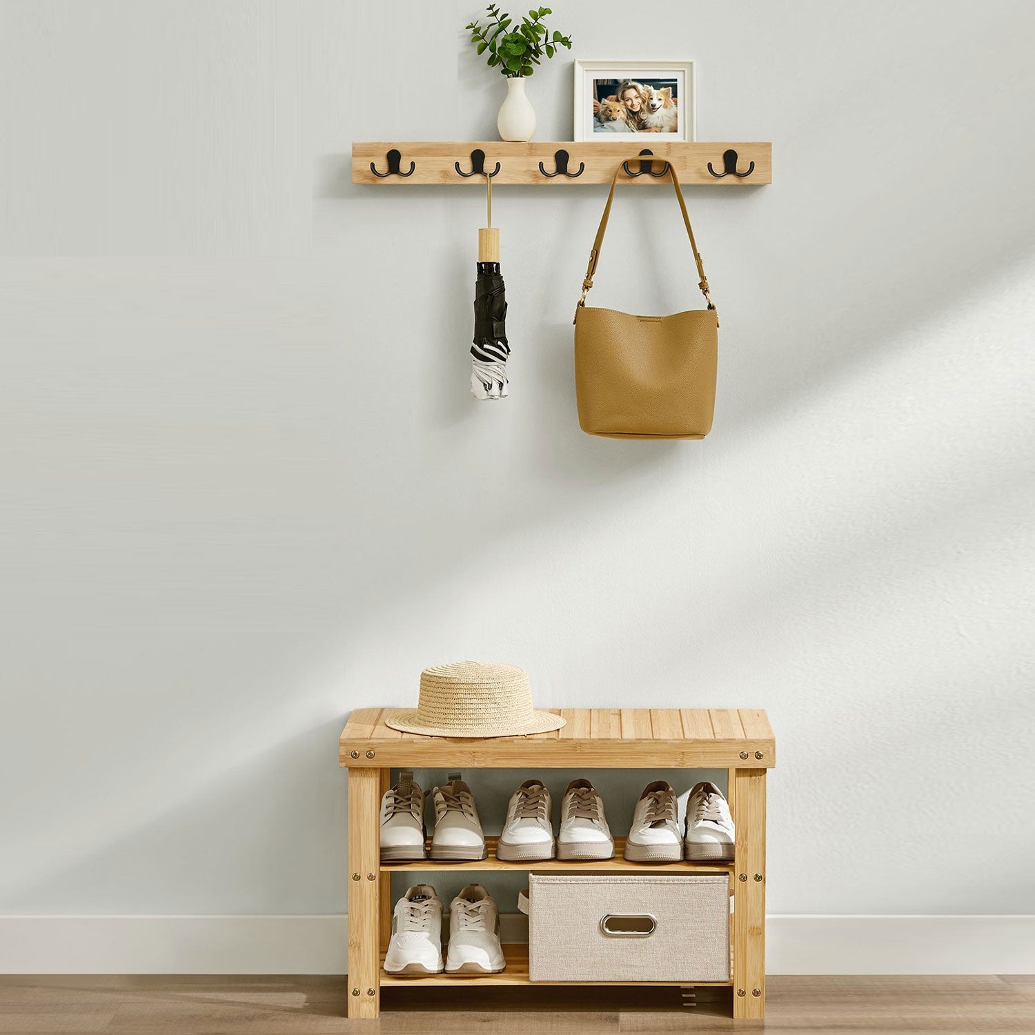 SONGMICS - Juego de Perchero y Zapatero, Muebles de Entrada, 5 Ganchos Dobles de Metal, Zapatero de Bambú de 3 Niveles, Beige Natural, 1