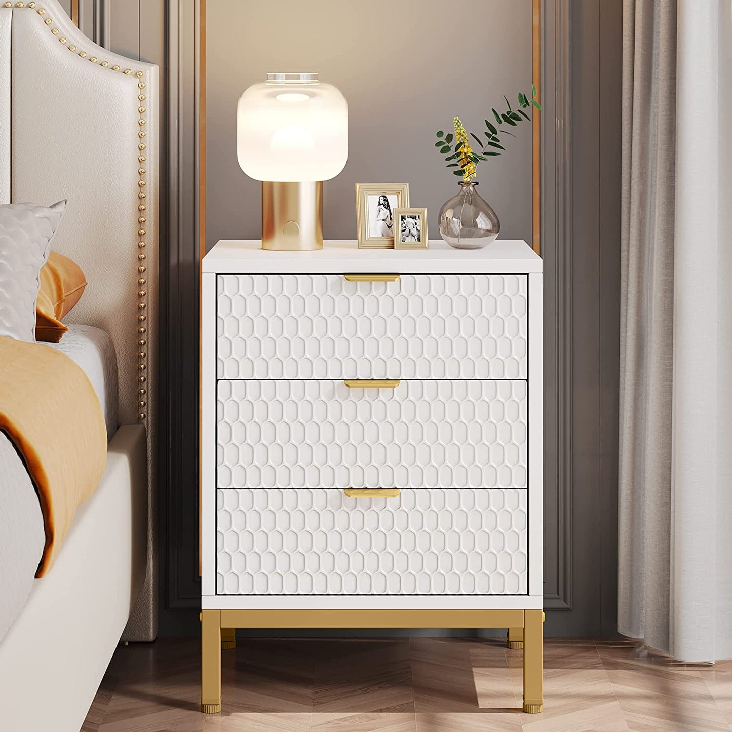 Tribesigns - Mesita de noche moderna, mesa de alto con 3 cajones, mesa auxiliar contemporánea con almacenamiento para dormitorio, Blanco Dorado