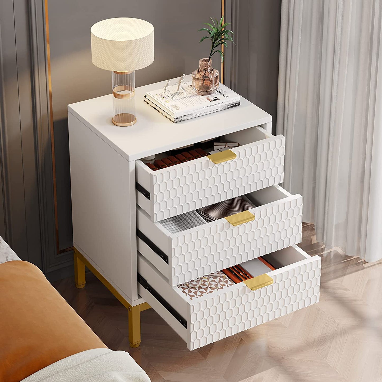Tribesigns - Mesita de noche moderna, mesa de alto con 3 cajones, mesa auxiliar contemporánea con almacenamiento para dormitorio, Blanco Dorado