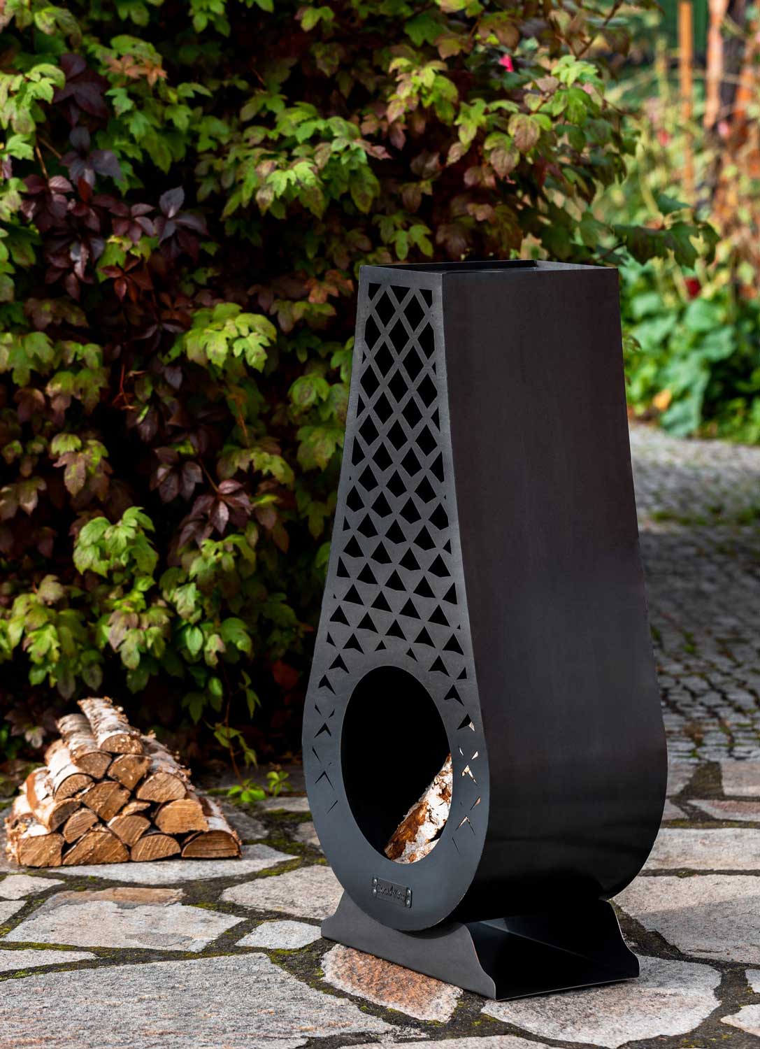 Chimenea al aire libre «AVANGARDO». Acabado de alta calidad, fabricado en Europa. Entrega Gratuita en España.